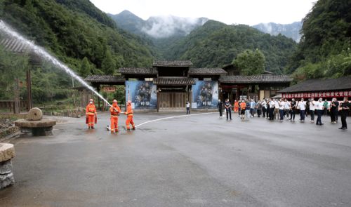 縣消防安全標(biāo)準(zhǔn)化管理示范單位現(xiàn)場(chǎng)觀摩會(huì)在十二背后雙河溶洞景區(qū)召開(kāi)